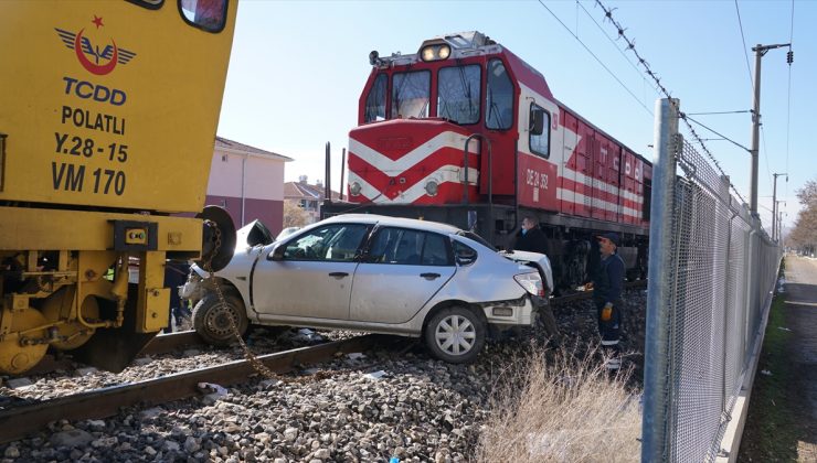 Yük treni otomobile çarptı: Ölen ve yaralananlar var