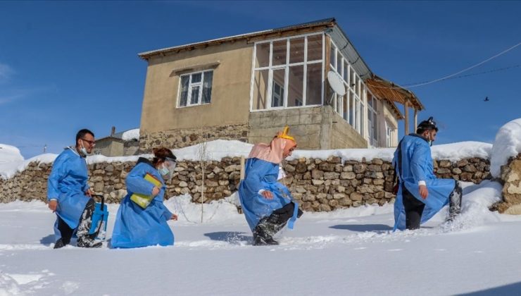 Karlı yolları aşarak aşı yapıyorlar