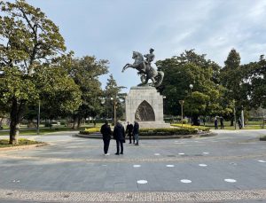 Atatürk anıtına urgan asan 2 kişi gözaltına alındı