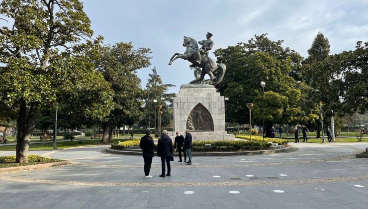 Atatürk anıtına urgan asan 2 kişi gözaltına alındı