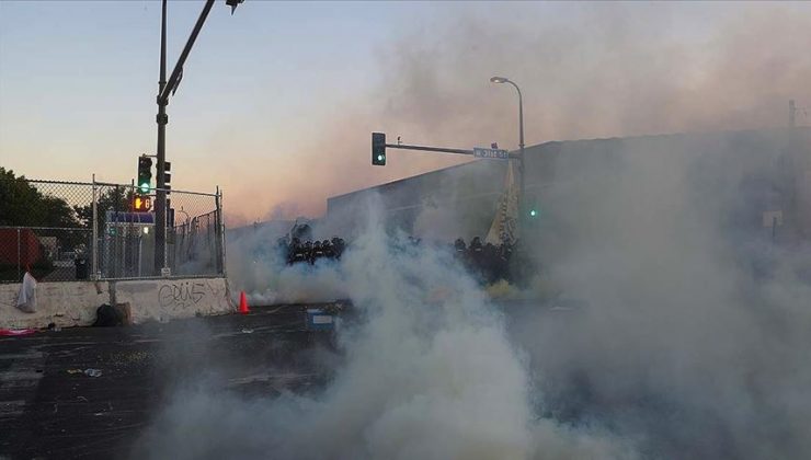 Aşı karşıtı protestoculara biber gazı kullanıldı