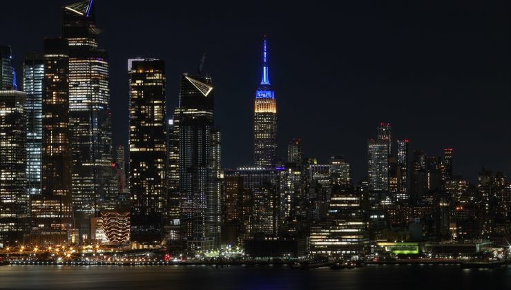 Empire State binası Ukrayna bayrağı ile ışıklandırıldı
