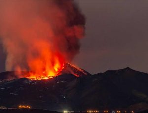İtalya’da Etna Yanardağı bu yıl ilk kez lav püskürttü