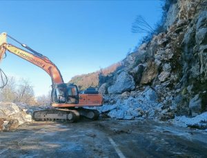 Zonguldak-İstanbul kara yolunda heyelan