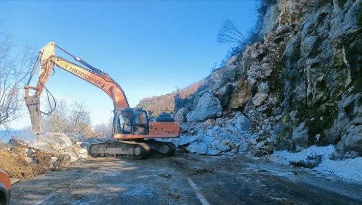 Zonguldak-İstanbul kara yolunda heyelan