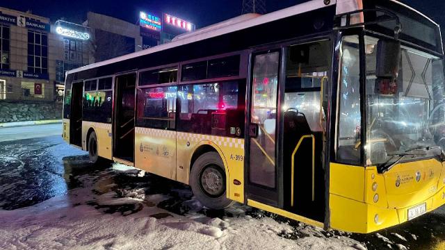 İETT otobüsü alev aldı, beton mikseri söndürdü