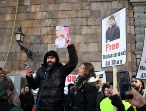 İsveç’te çocukları ellerinden alınan Müslüman ailelerden protesto