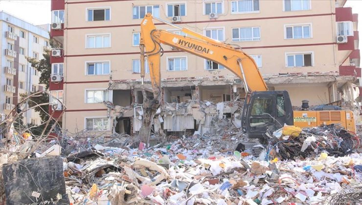 İzmir’deki depremde enkaz altından çıkarılan kadınlar adalet istedi