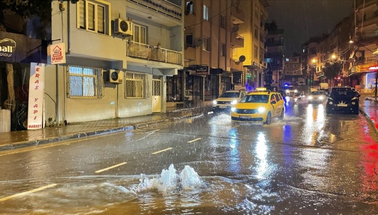 İzmir’de sağanak yağış etkili oldu