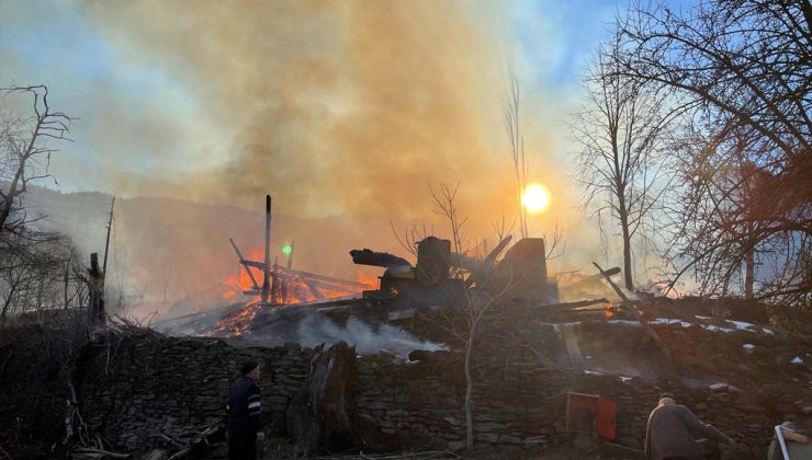 Kastamonu’da çıkan yangında 15 ev kullanılamaz hale geldi