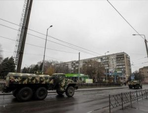 Ukrayna Kiev’de silah dağıttı