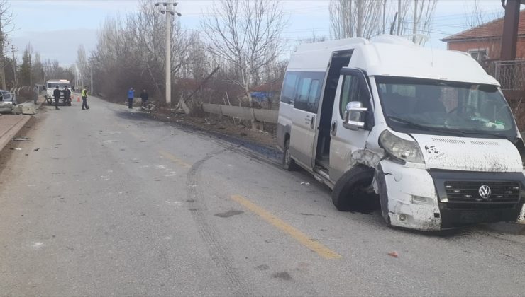 Konya’da öğrenci servisi kaza yaptı: 14 yaralı