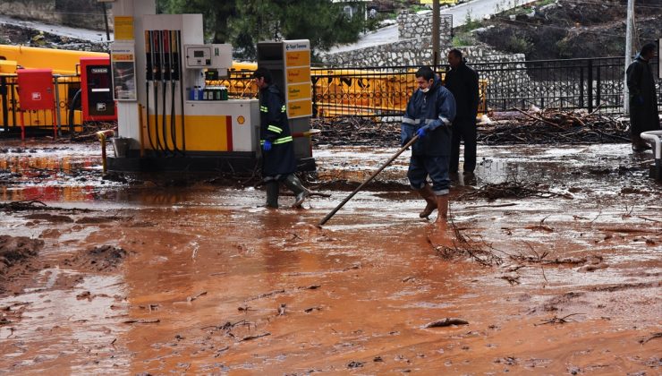 Marmaris’te bazı iş yerlerini su bastı, ağaçlar devrildi