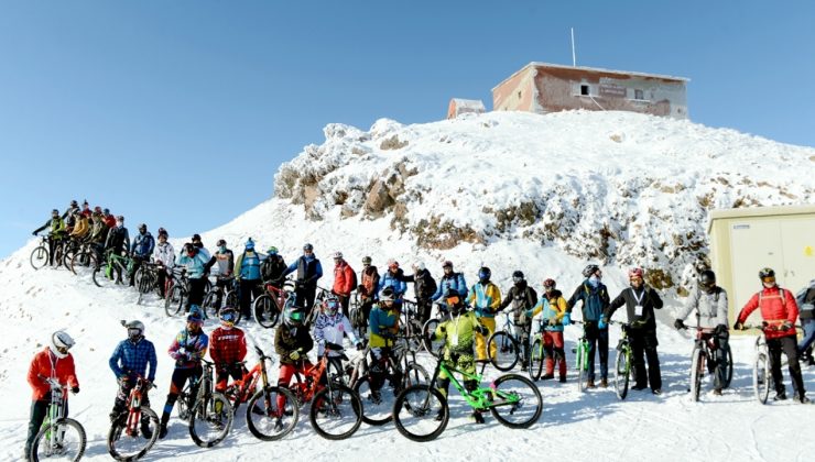 Bisiklet tutkunları kar üstünde yarıştı