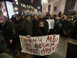 Rusya’da halk “savaşa hayır” diyerek meydanlara indi