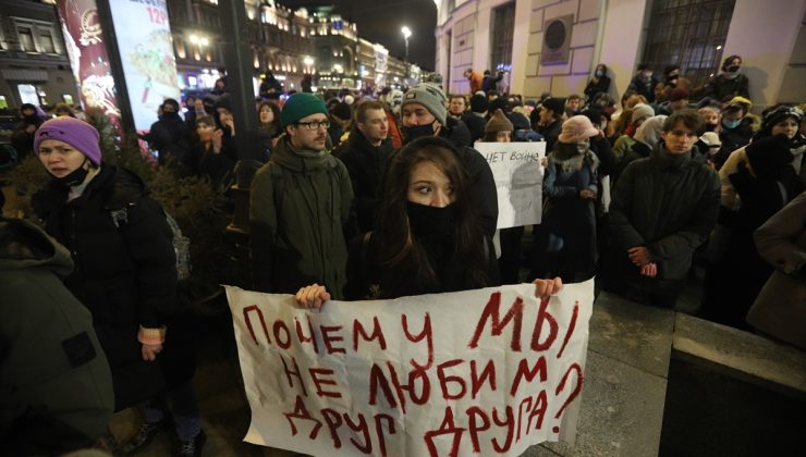 Rusya’da halk “savaşa hayır” diyerek meydanlara indi