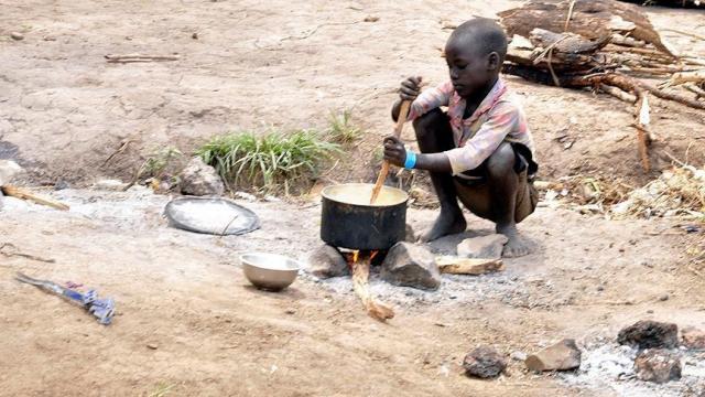 Somali’de siviller açlıkla mücadele ediyor