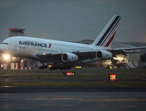 Fransa’da namaz kılması “radikalleşme” sayılarak uçması engellenen pilot adalet arıyor