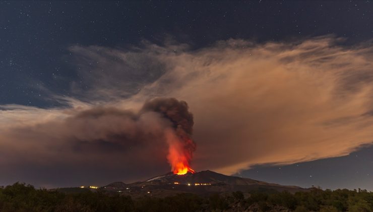 İtalya’da Etna Yanardağı yeniden kül ve lav püskürttü