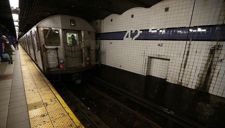 New York’ta metro trenleri üç kişiye çarptı