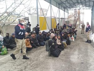 Kamyon kasasında 130 düzensiz göçmen yakalandı