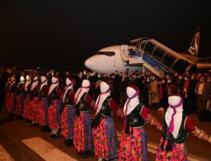 Van’da Tahran uçağındaki yolcular davul zurnayla karşılandı