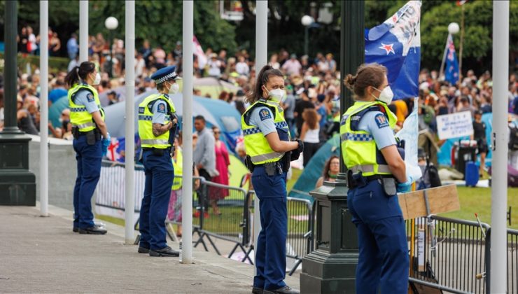 Yeni Zelanda’da göstericiler polisin üzerine araç sürdü