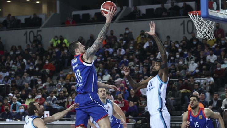 Anadolu Efes son periyotta teslim 87-74