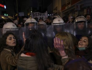 Beyoğlu’nda Dünya Kadınlar Günü yürüyüşü arbedesi