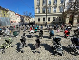 Yürek burkan görüntü, Lviv meydandaki boş bebek arabaları…