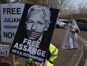 Assange cezaevinde evleniyor