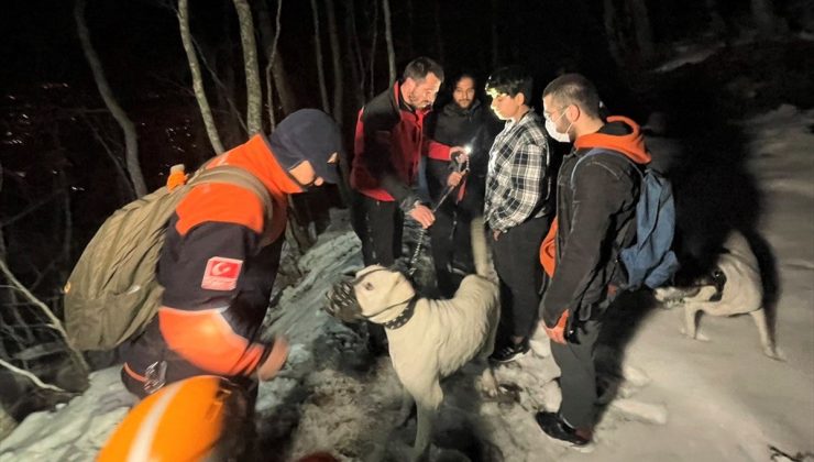 Düşen bayrağı asmak için tırmandılar, Uludağ’ın eteklerinde mahsur kaldılar