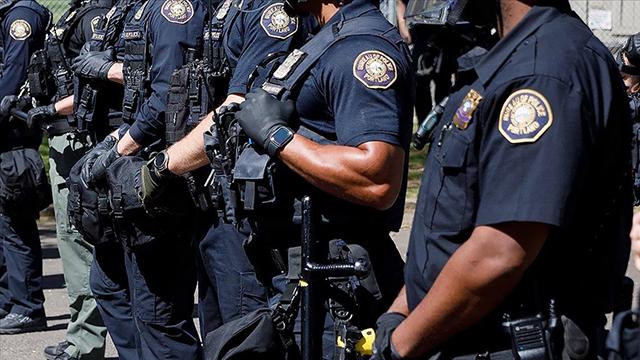 ABD’de siyahi genci öldüren polisin yetkilerine düzenleme