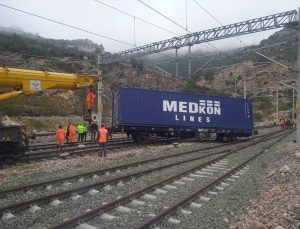 Adana’da yük treninin vagonu raydan çıktı