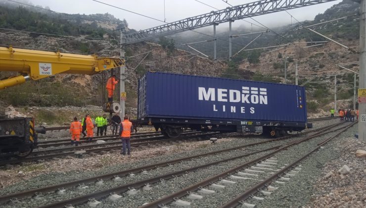 Adana’da yük treninin vagonu raydan çıktı
