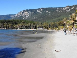 Sakin Kent Akyaka’da deniz suyu 30 metre çekildi