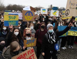 Almanya’da öğrenciler savaş karşıtı gösteri yaptı