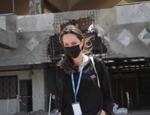 Angelina Jolie, insani krize dikkati çekmek için Yemen’de