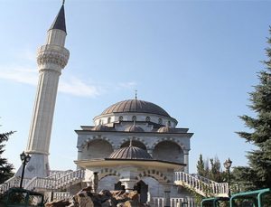 Bombalardan kaçan Türkler camilere sığındı