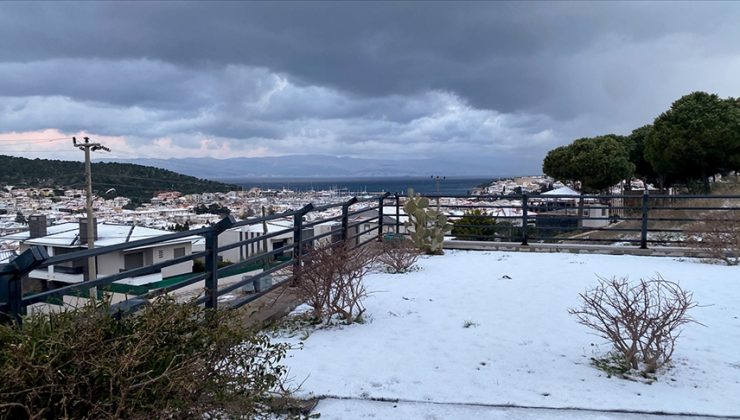 İzmir’in Çeşme ilçesinde kar yağıyor