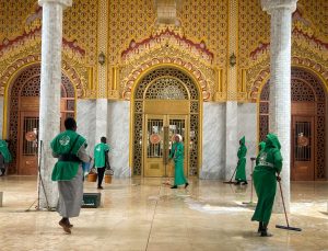 Batı Afrika’nın en büyük camisi Massalikoul Jinaan’da ramazan temizliği
