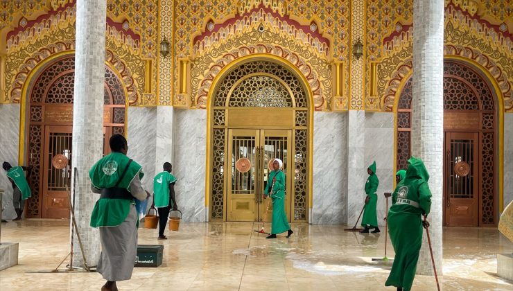 Batı Afrika’nın en büyük camisi Massalikoul Jinaan’da ramazan temizliği