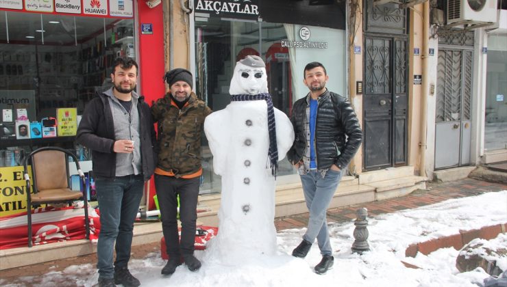 Kar yağışını eğlenceye dönüştürdü