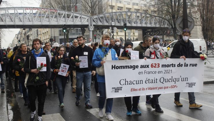 Fransa’da sokakta hayatını kaybeden evsizler için sessiz yürüyüş