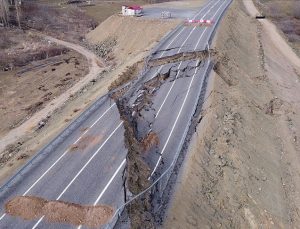 Adana’da göçük oluşan yol ulaşıma kapandı