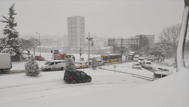 İstanbul’da araçlar karlı yollarda kaldı