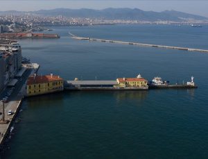 İzmir’de yaşanan deniz çekilmesi, ulaşımı olumsuz etkileniyor