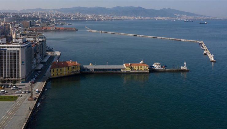 İzmir’de yaşanan deniz çekilmesi, ulaşımı olumsuz etkileniyor