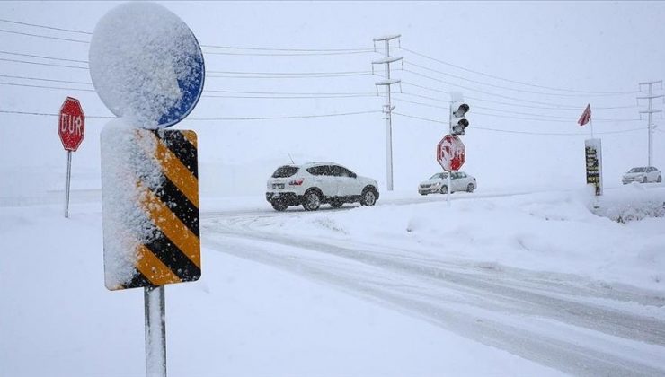 Kar yağışının etkili olduğu illerde ulaşım aksıyor