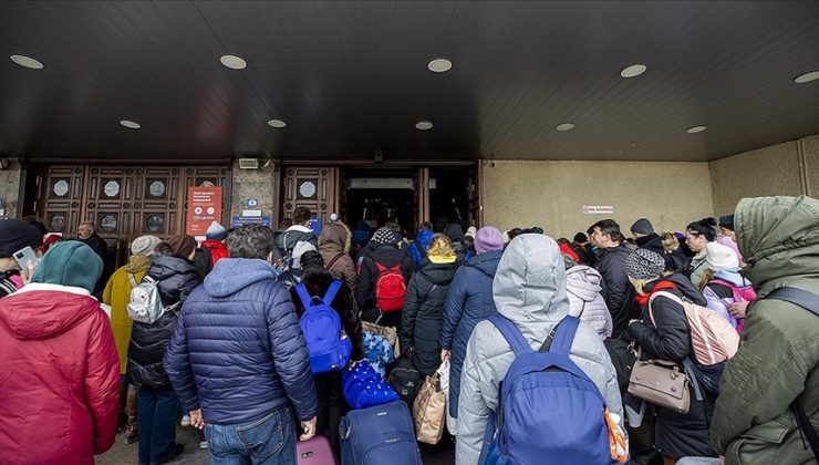 Kiev’den kaçmak isteyenler tren istasyonuna akın etti